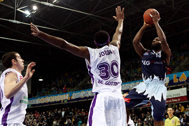 赵睿凭借 赵睿凭借